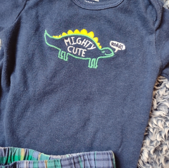 3/$20 carter's 9m onesie and shorts set - Picture 2 of 4